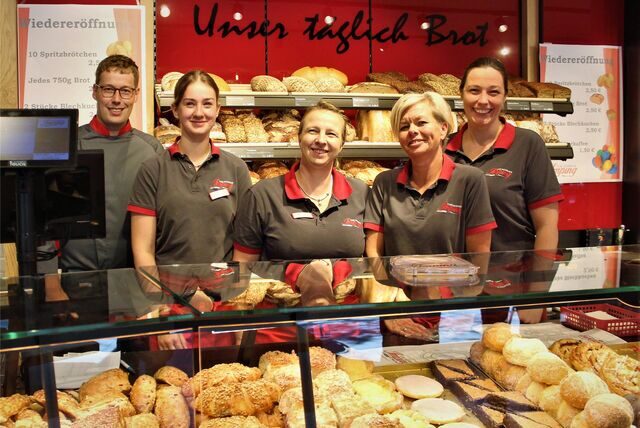 Ein Teil des Teams der Bäckerei Imping hinter einem Verkaufstresen.