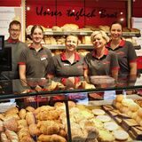 Ein Teil des Teams der Bäckerei Imping hinter einem Verkaufstresen.