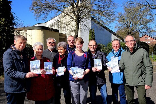 Einige Autoren und die Organisatoren der Festveranstaltungen stellten die neue Festschrift zum 50. Geburtstag des Blickpunkt vor.