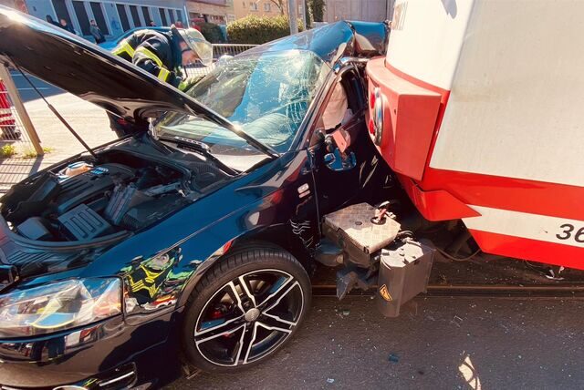 Unfall: Ein Auto ist von einer Stadtbahn der DSW21 getroffen worden