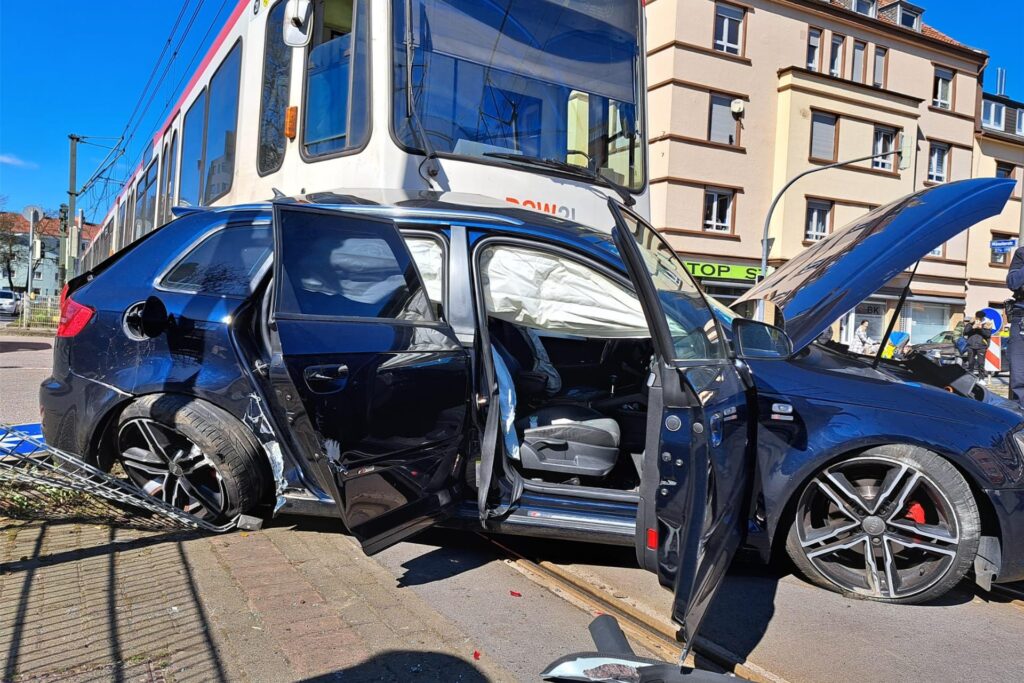 Auf der Münsterstraße hat es gekracht: Ein Audi ist von einer Stadtbahn erfasst worden. Auf der Münsterstraße hat es gekracht: Ein Audi ist von einer Stadtbahn erfasst worden.