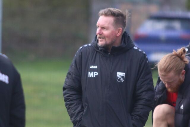 Mario Plechaty blickt aufs Spielfeld.