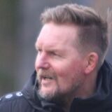 Mario Plechaty blickt aufs Spielfeld.