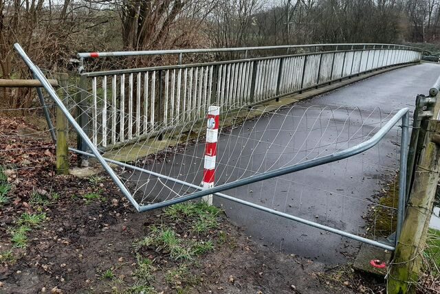 Mehrere Zäune an der Baustelle zwischen Castrop-Rauxel und Mengede wurden beschädigt und müssen ersetzt werden.