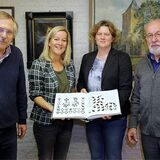 Der Vorstand des Heimatvereins Flaesheim sichtet alte Dokumente.