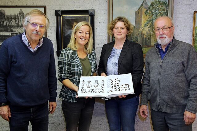 Der Vorstand des Heimatvereins Flaesheim sichtet alte Dokumente.
