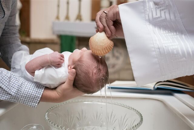Ein Baby wird getauft.
