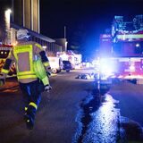Feuerwehr-Fahrzeuge und Einsatzkräfte in der Nacht vor der Stadthalle Castrop-Rauxel.