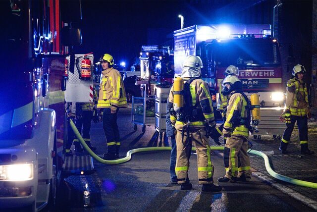 Feuerwehr-Fahrzeuge und Einsatzkräfte vor der Stadthalle Castrop-Rauxel.