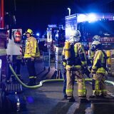 Feuerwehr-Fahrzeuge und Einsatzkräfte vor der Stadthalle Castrop-Rauxel.