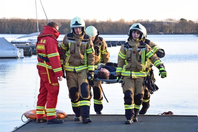 Feuerwehrleute bergen eine vermeintliche Leiche aus dem Stausee.