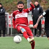 Timur Karagülmez (l.) spricht über die aktuelle Situation des SV Schermbeck.
