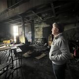Günter Wohlfarth, Geschäftsführender Direktor des Westfälischen Landestheaters, steht im zerstörten Malersaal.
