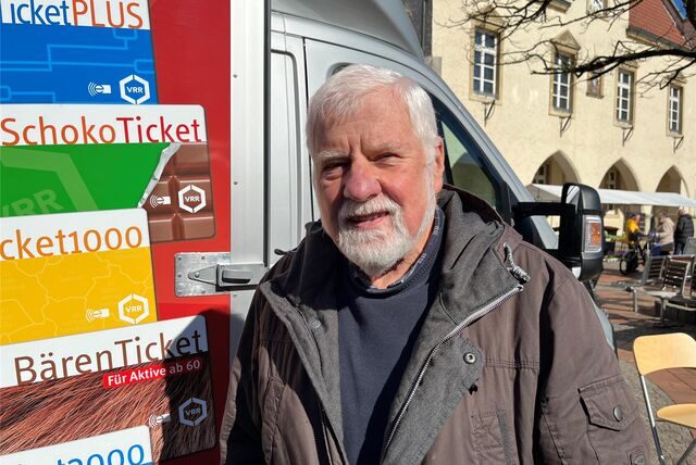 Jürgen Schauerte steht vor einem Verkaufswagen der Vestischen auf dem Markplatz in Haltern.