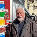 Jürgen Schauerte steht vor einem Verkaufswagen der Vestischen auf dem Markplatz in Haltern.