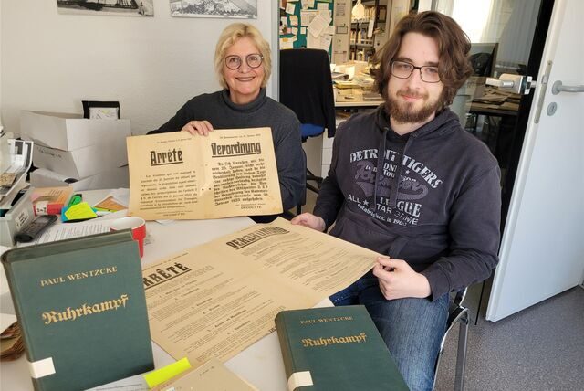 Bettina Lehnert, Archivarin der Stadt Oer-Erkenschwick, und der Student und Praktikant Thomas Hülsken.
