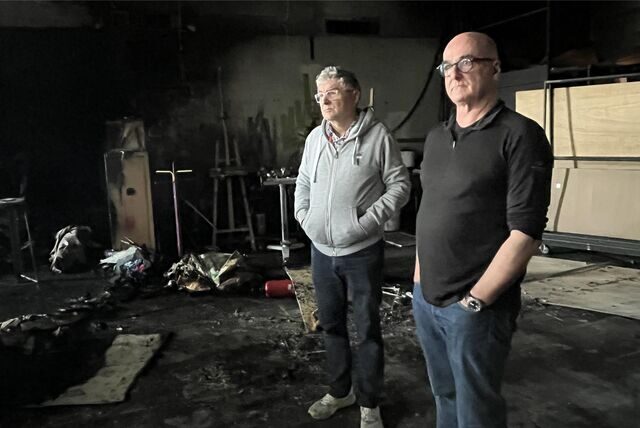 Günter Wohlfarth und Ralf Ebeling begutachten nach dem Brand den Schaden im Malersaal.