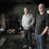 Günter Wohlfarth und Ralf Ebeling begutachten nach dem Brand den Schaden im Malersaal.