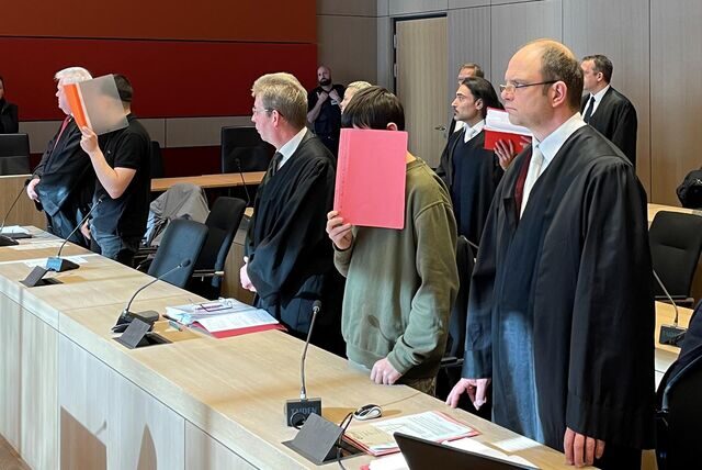 Ein Vater aus Herne verliert bei einem Macheten-Angriff einen Finger. Seine eigene Familie soll ein Mordkomplott geschmiedet haben.