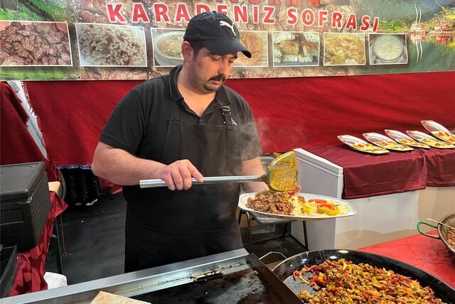 Ein Mann bereitet auf dem Festi Ramazan Dortmund ein Gericht zu