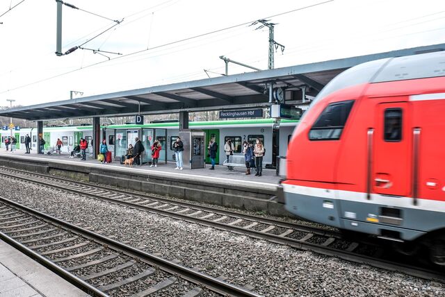 Eine einfahrende Regionalbahn am Bahnhof in Recklinghausen