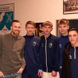 Eine Reihe von Nachwuchsfußballern des SV Wacker Obercastrop ließen sich bei seiner Ankunft in der Erin-Kampfbahn mit Kevin Großkreutz fotografieren.