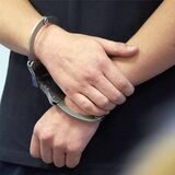 Ein  Mann in Handschellen