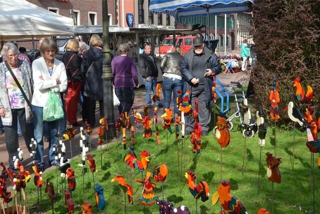 Männer und Frauen schauen sich Dekoration auf dem Krammarkt an.