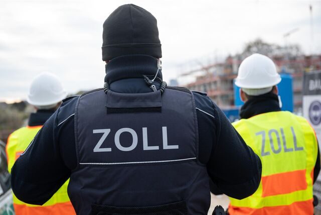 Ein Zollbeamter steht vor einer Baustelle