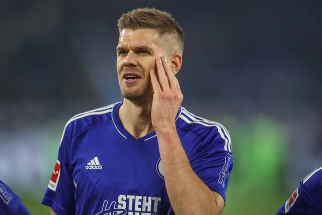 Simon Terodde nachdenklich auf dem Fußballplatz.