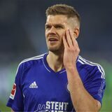 Simon Terodde nachdenklich auf dem Fußballplatz.