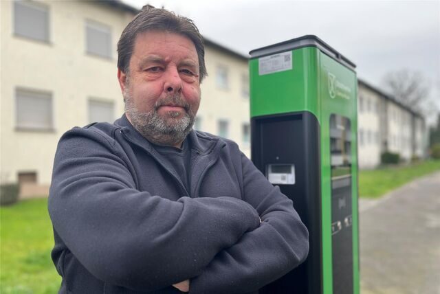 Uwe Kruska (65) vor der neuen E-Ladesäule in seiner Straße in Castrop-Rauxel.