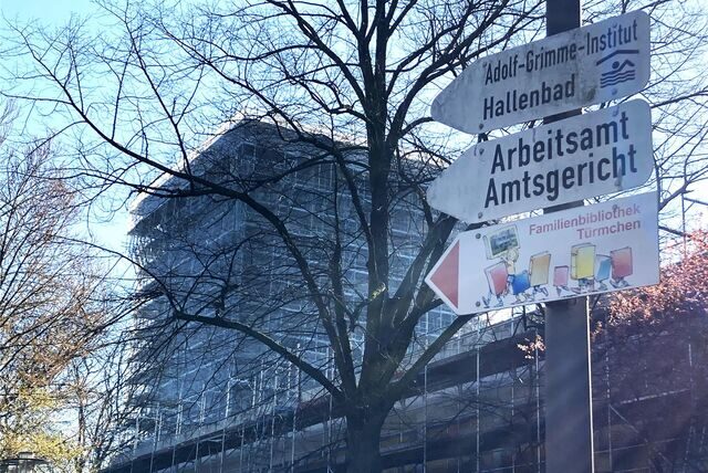 Am Türmchen-Parkplatz weist ein Schild auf das vor sieben Jahren abgerissene Hallenbad hin.