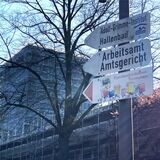 Am Türmchen-Parkplatz weist ein Schild auf das vor sieben Jahren abgerissene Hallenbad hin.
