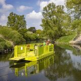 Die Lippefähre Maifisch überquert die Lippe bei Flaesheim.