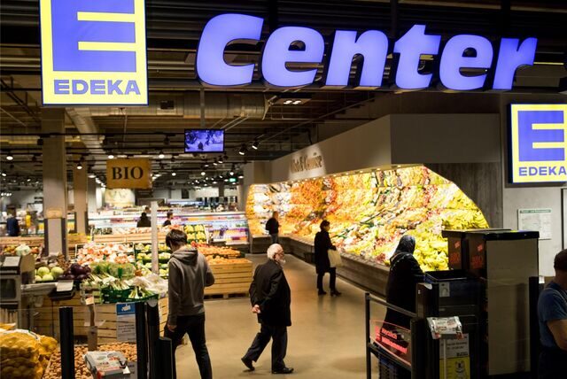 Kunden in einer Edeka-Filiale