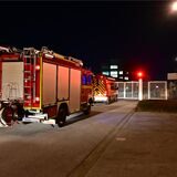 Mehrere Feuerwehrfahrzeuge sind zum Chemiepark gefahren.