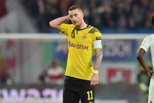 Marco Reus fasst sich an den Hinterkopf.