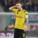 Marco Reus fasst sich an den Hinterkopf.