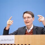 Karl Lauterbach (SPD), Bundesgesundheitsminister, spricht auf der Pressekonferenz.