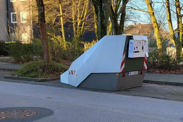 Ansicht eines Blitzers, der in Recklinghausen an einer Straße steht.