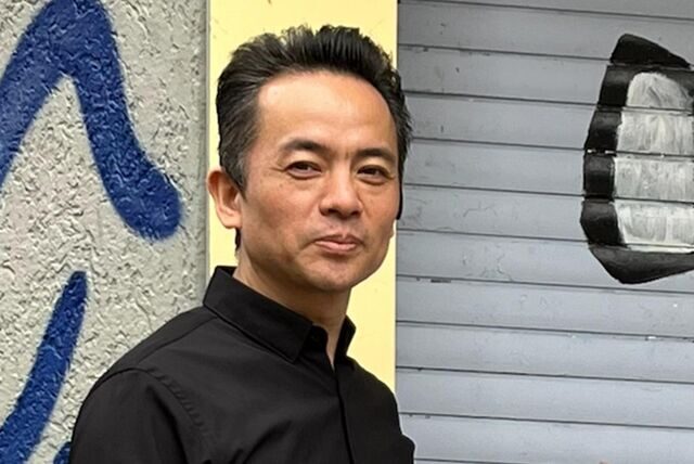 Chun Ping Zhang vor der Abreise und vor seinem Restaurant „Lahuhu“ im Unionviertel