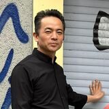 Chun Ping Zhang vor der Abreise und vor seinem Restaurant „Lahuhu“ im Unionviertel