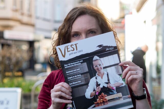 Redakteurin Regine Klein hält eine Ausgabe von „Vest geht aus!“