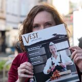 Redakteurin Regine Klein hält eine Ausgabe von „Vest geht aus!“