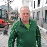 Zu sehen ist Bauherr Michael Van Assche mit der fast abgeschlossenen Baustelle im Hintergrund.