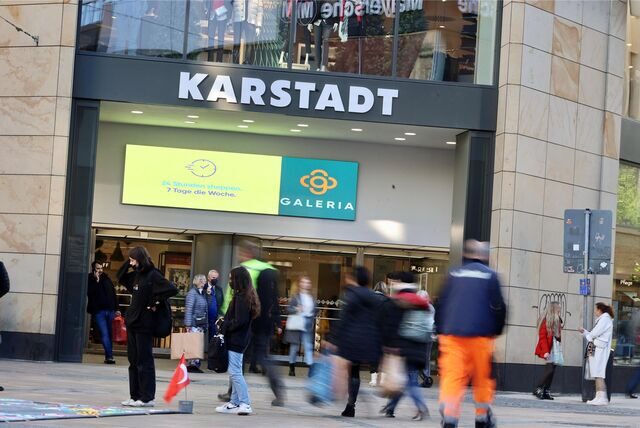 Was läuft wirklich den den Kulissen? Wie weit sind die Verhandlungen? Die Karstadt-Beschäftigten am Westenhellweg hängen praktisch in der Luft.
