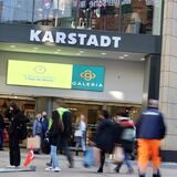 Was läuft wirklich den den Kulissen? Wie weit sind die Verhandlungen? Die Karstadt-Beschäftigten am Westenhellweg hängen praktisch in der Luft.