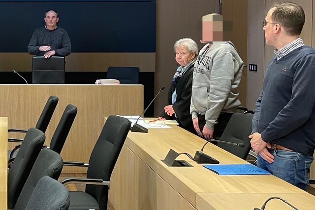 Schwer bewaffnet soll am 14. Januar ein 37-jähriger Herner in der Wanne-Eickeler Fußgängerzone auf den Inhaber eines Schmuckgeschäftes zugestürmt sein. Jetzt steht er (2. v.r.) vor Gericht.