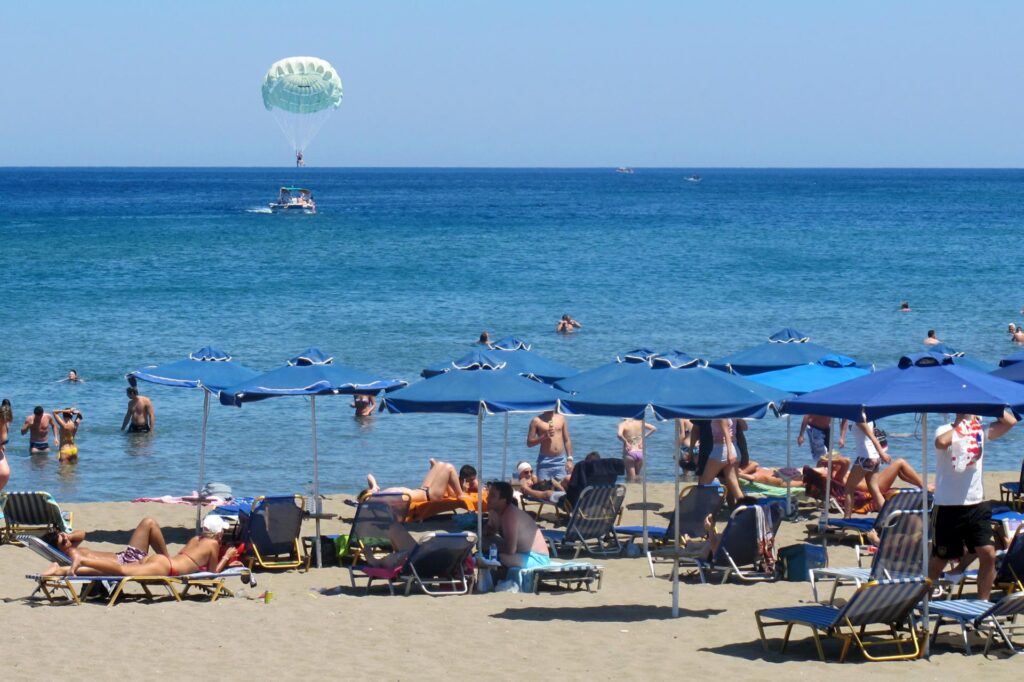 Menschen liegen am Strand Menschen liegen am Strand